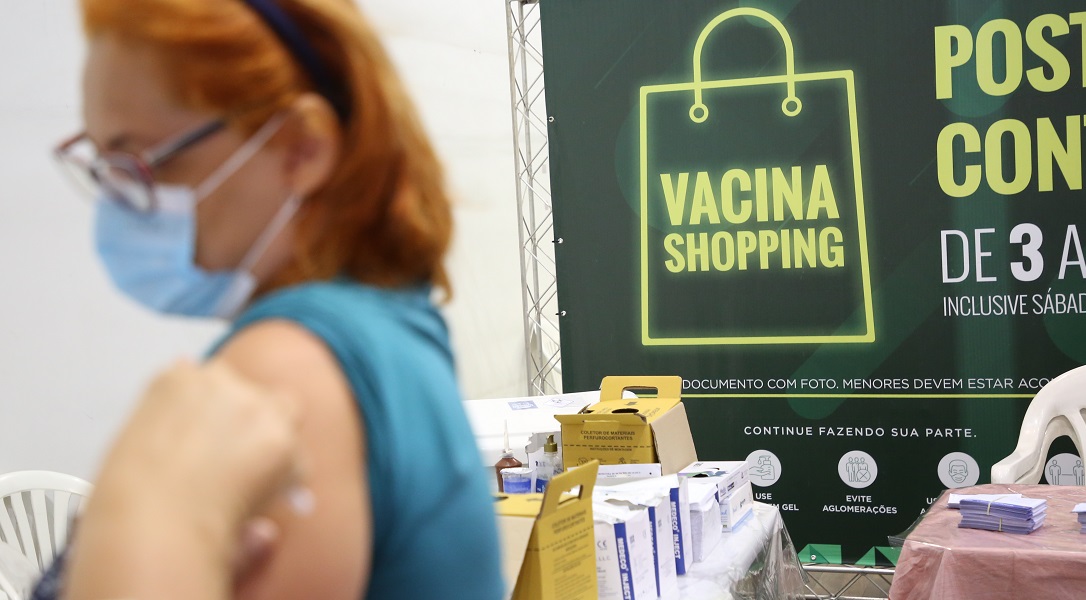 Vacinação contra covid em shoppings continua em janeiro