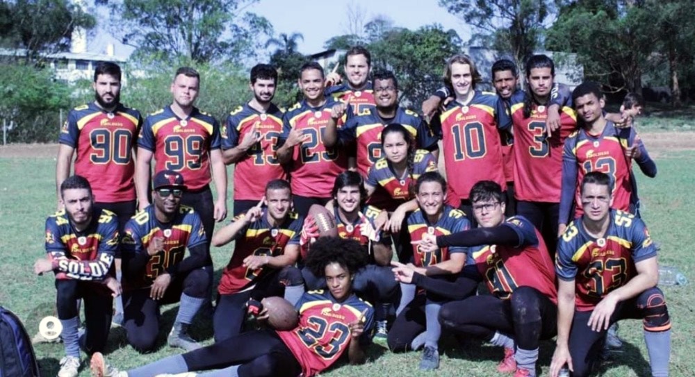 Imagem gerada por ia de futebol americano universitário de ensino