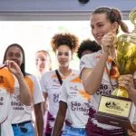 Servidores recepcionam atletas campeãs da Copa Brasil de Vôlei