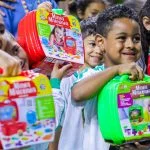 Natal Mágico 2025 entrega brinquedos para alunos da rede municipal