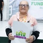 Moradores do Jardim Vicentina comemoram entrega de títulos de regularização fundiária