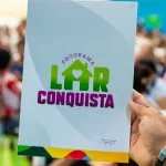 Prefeitura entrega 499 títulos de regularização a moradores do Conjunto Vitória e Nova Esperança