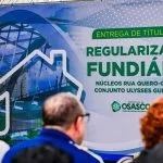 Moradores do Aliança e Mutinga recebem títulos de regularização fundiária