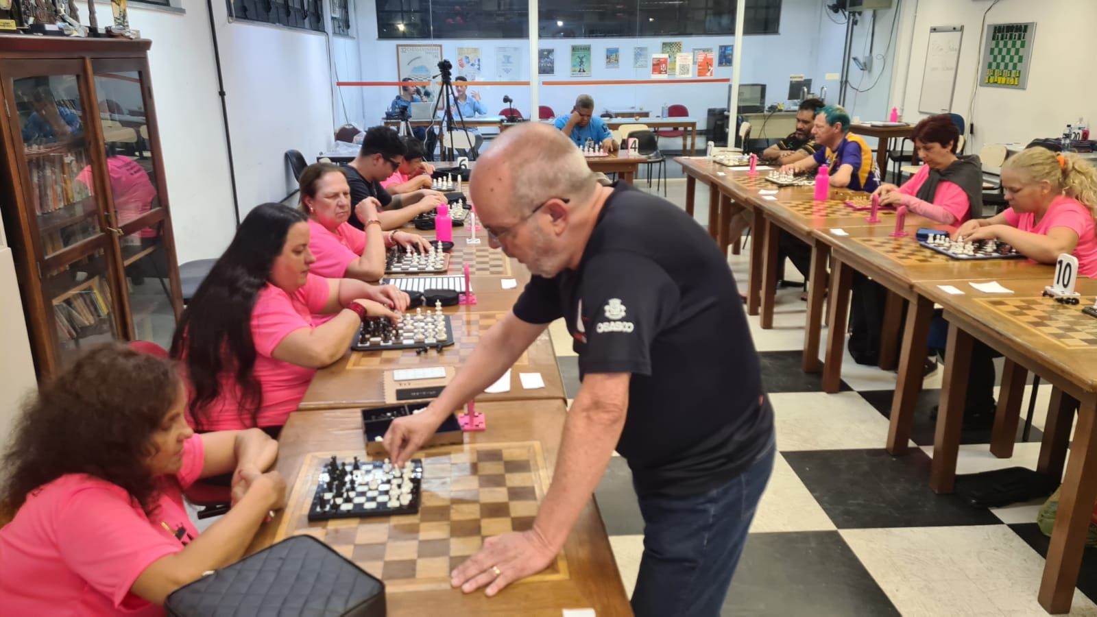 O evento também contou com o apoio de voluntários, que são professores e alunos do xadrez osasaquense e colaboraram nas atividades e acolhimento dos participantes.
"Fiquei impressionada com a estrutura esportiva de Osasco, principalmente no xadrez, que certamente é uma referência nacional”, disse Gercília Medeiros, coordenadora da Associação de Mulheres Enxadristas com Deficiência Visual.
“O xadrez é uma ferramenta poderosa de inclusão, que promove autonomia, concentração, respeito e igualdade de oportunidades. Receber um evento como esse é motivo de orgulho e demonstra que o esporte deve ser acessível a todos”, disse o secretáriou de Esportes, Thiago Borges.
A Escola de Xadrez França Garcia, de Osasco, se destaca por promover a inclusão e a acessibilidade de alunos com deficiência visual e por ampliar as oportunidades de aprendizado e participação na modalidade.