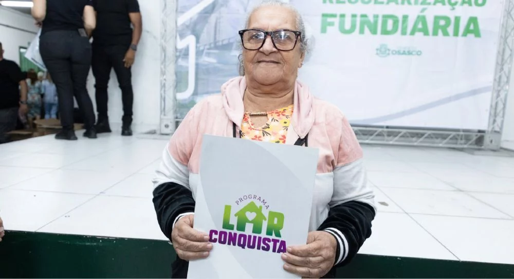 Moradores do Jardim Vicentina comemoram entrega de títulos de regularização fundiária