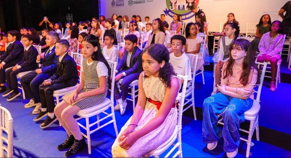 Autoridades mirins 2026 tomam posse em cerimônia no Teatro Municipal