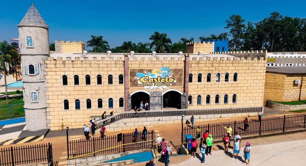 Secretaria de Assistência Social leva mais de 1,4 mil idosos ao Castelo Park Aquático