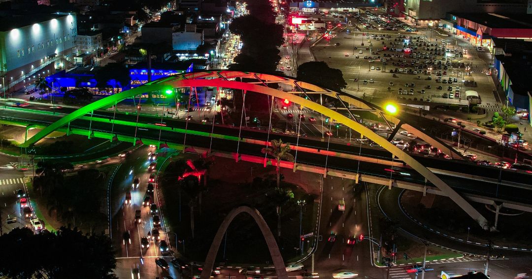 Viaduto Metálico é iluminado com as cores da bandeira do Rio Grande do Sul