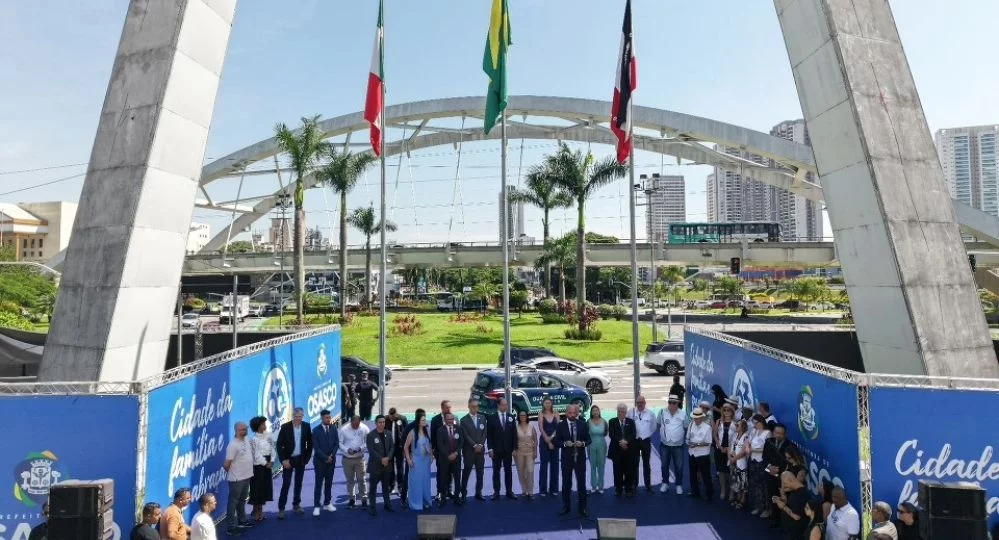 Osasco comemora 63 anos com hasteamento de bandeiras e corte do bolo