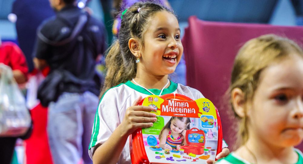 70 mil alunos da rede municipal de ensino de Osasco recebem presentes de Natal