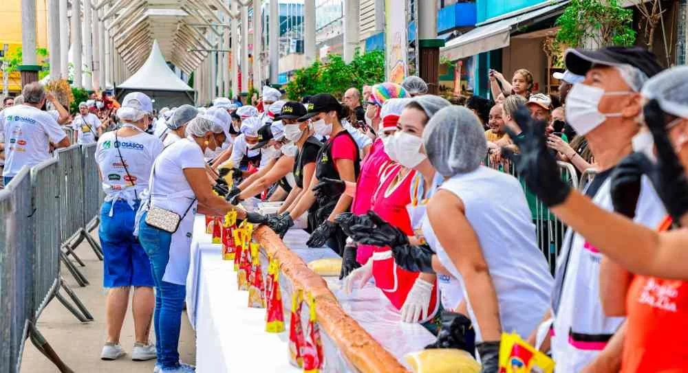 Osasco celebra 64 anos com recorde do cachorro-quente gigante