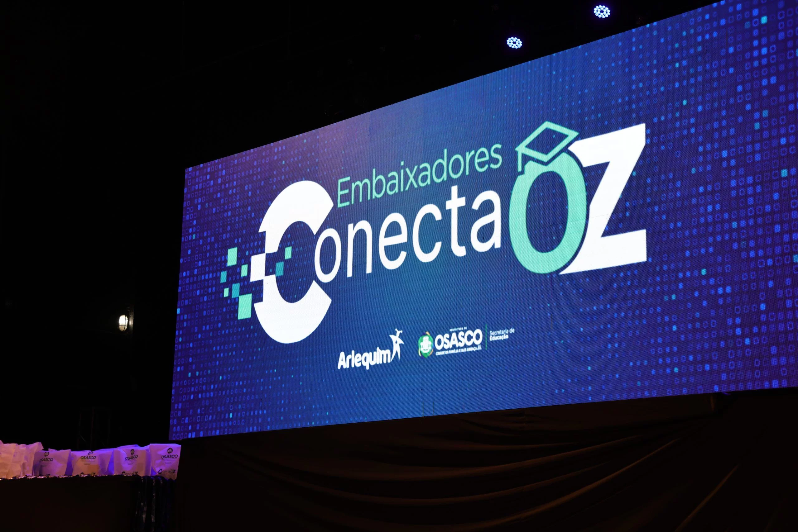 Programa Embaixadores Conecta OZ homenageia  alunos e professores da rede municipal de ensino