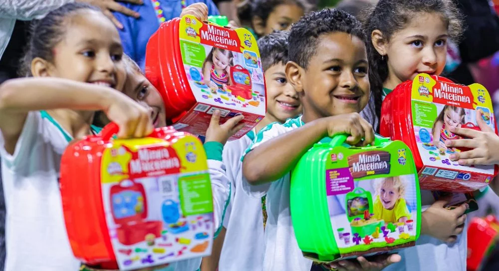 Natal Mágico 2025 entrega brinquedos para alunos da rede municipal