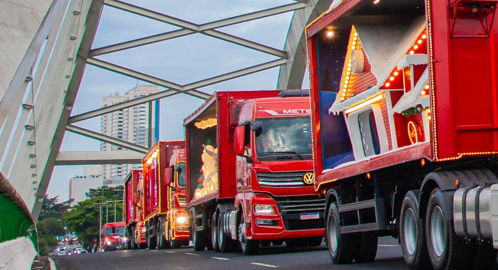 Caravana de Natal da Coca-Cola reúne cerca de 4 mil pessoas em frente à Prefeitura de Osasco   