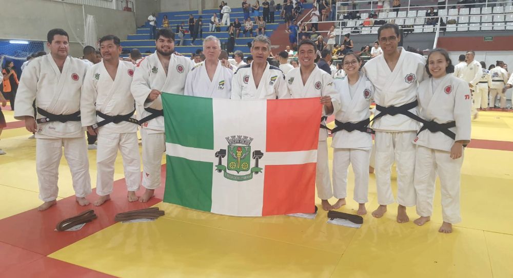 Osasquenses conquistam novas faixas pretas no exame de graduação da FPJ