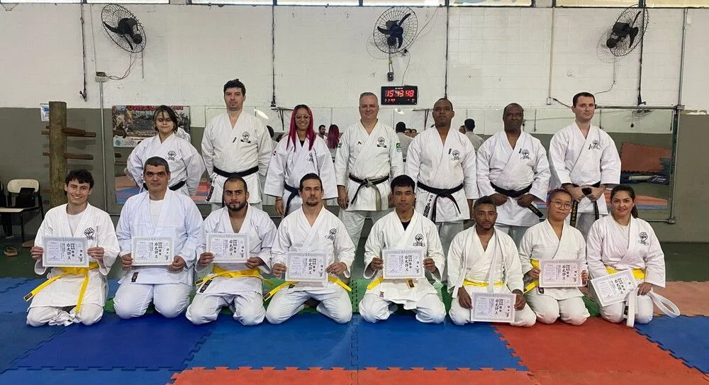 Alunos da Academia Municipal de Artes Marciais conquistam nova graduação no Karatê