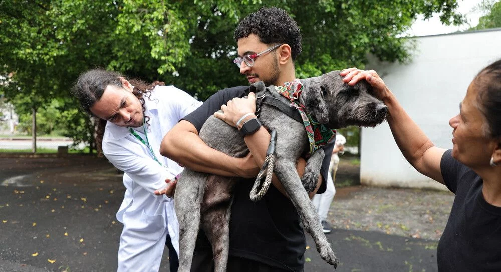 Tutores aproveitam o sábado para vacinar seus pets contra a raiva