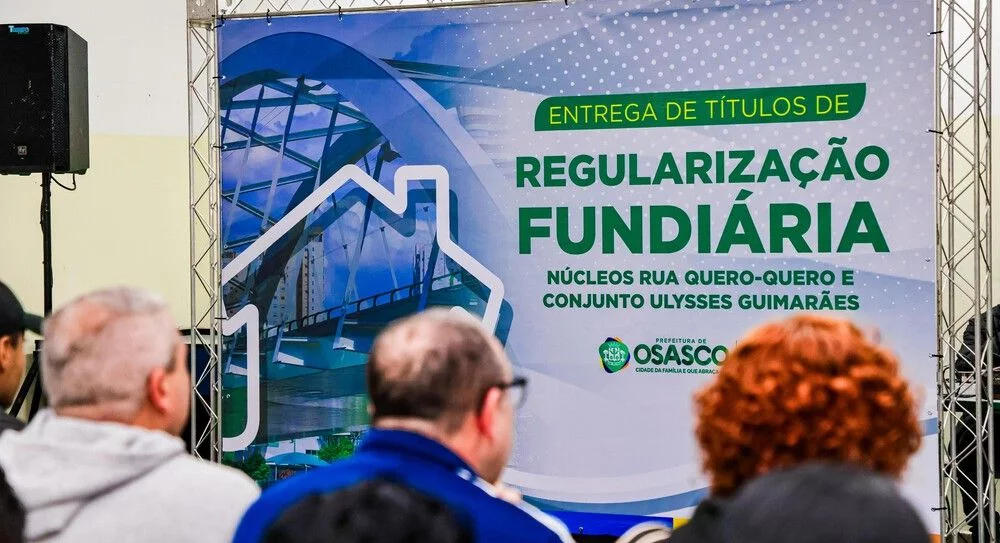 Moradores do Aliança e Mutinga recebem títulos de regularização fundiária